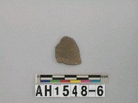 藏品(灰色夾砂陶片)的圖片